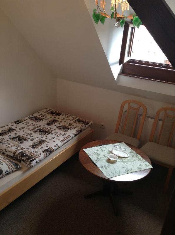 Twin Room image 3
