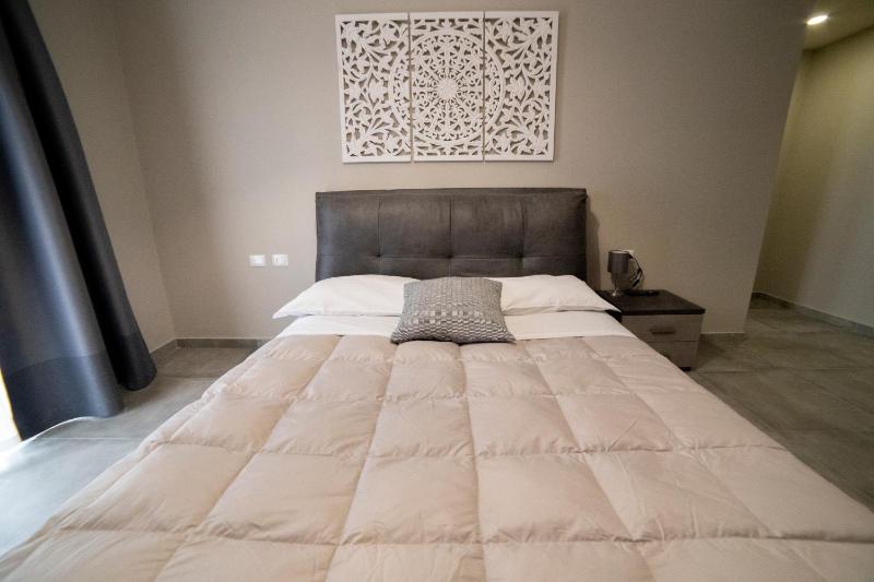 Deluxe King Room image 3