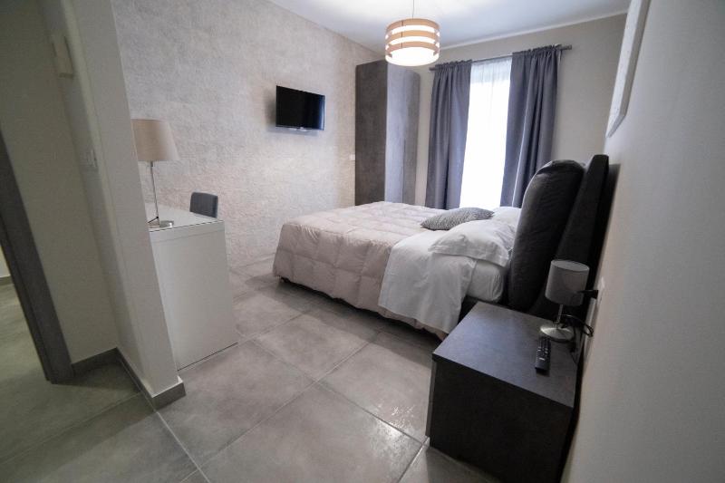 Deluxe King Room image 2