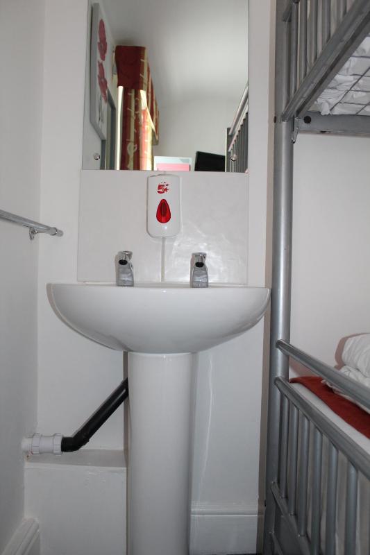 Backpackers Blackpool Hotel & Suites - image 47