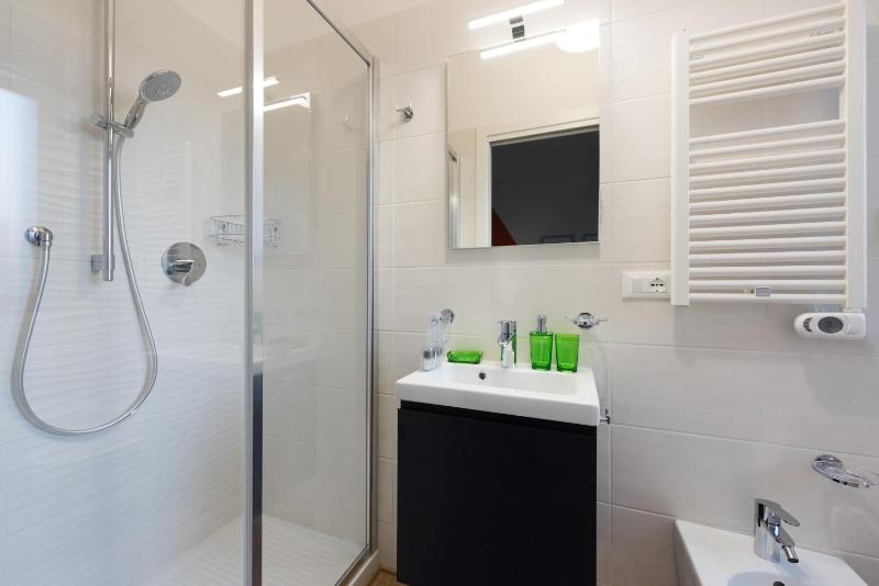 Deluxe Single Room with Balcony image 3