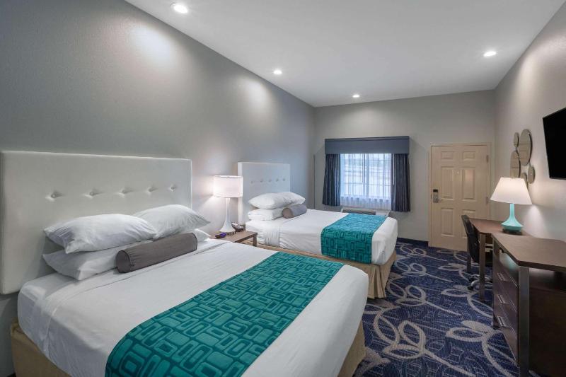 Queen Room with Two Queen Beds - Non-Smoking image 1