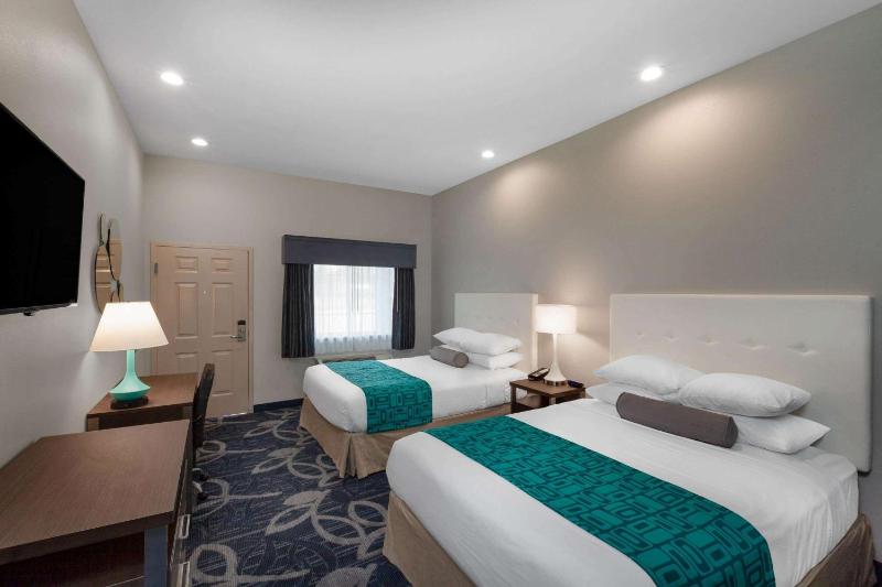 Queen Room with Two Queen Beds - Non-Smoking image 3