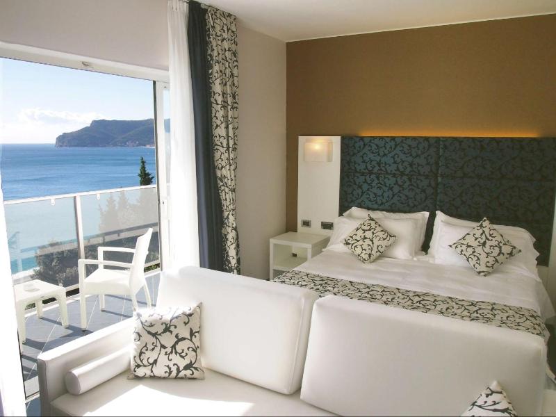 Superior Triple Room with Partial Sea View and Terrace image 1