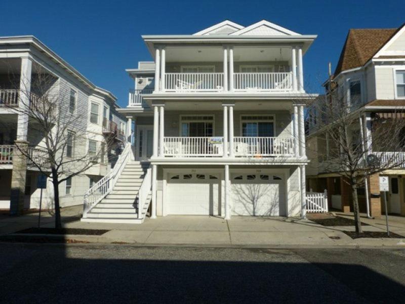 Four-Bedroom Condo image 1