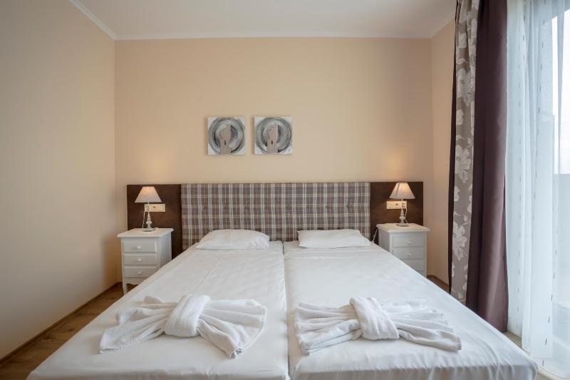 One-Bedroom Apartment with Sea View image 3