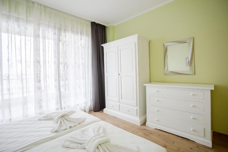 Two-Bedroom apartment with Lake, Garden and Sea View image 4