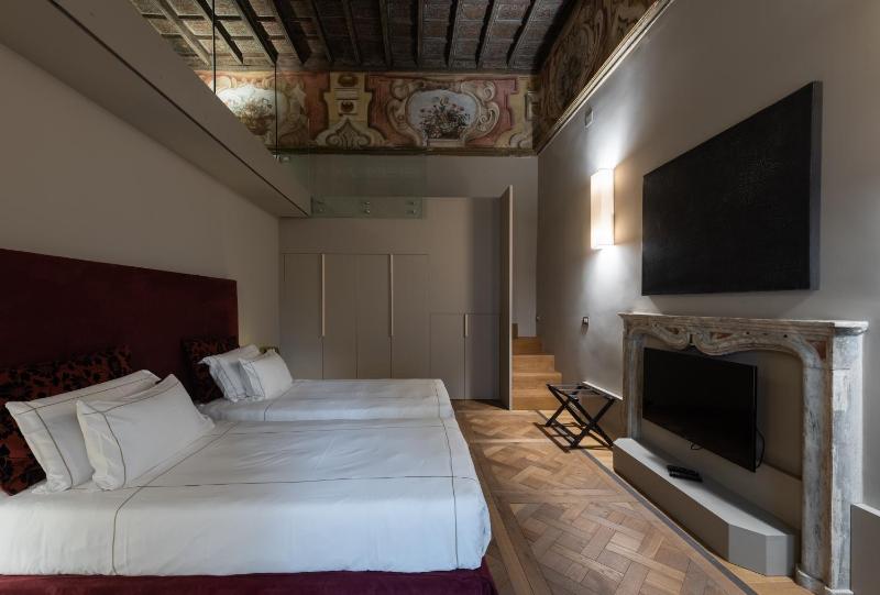 Deluxe Double or Twin Room image 4