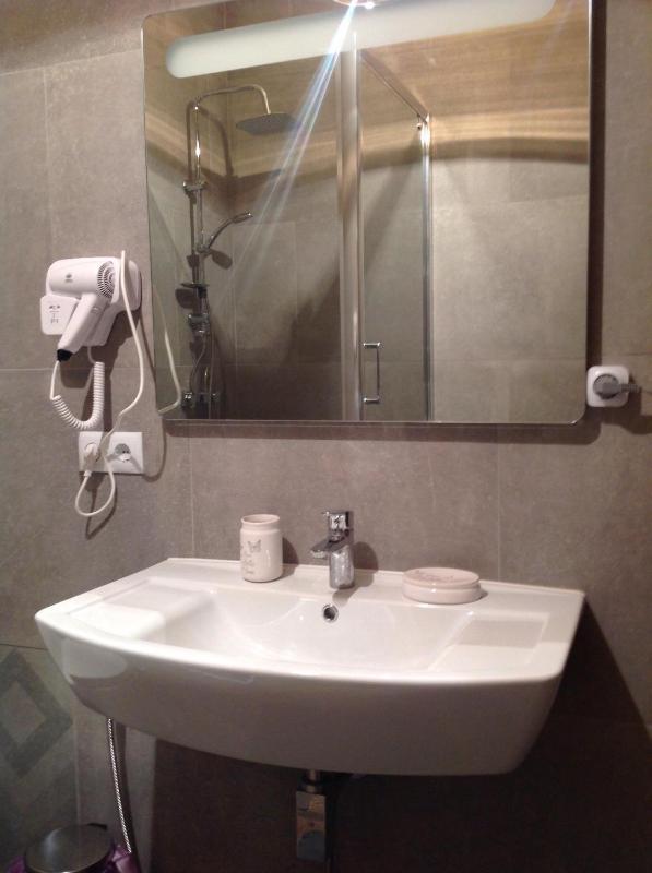 Studio Apartment with Balcony image 4