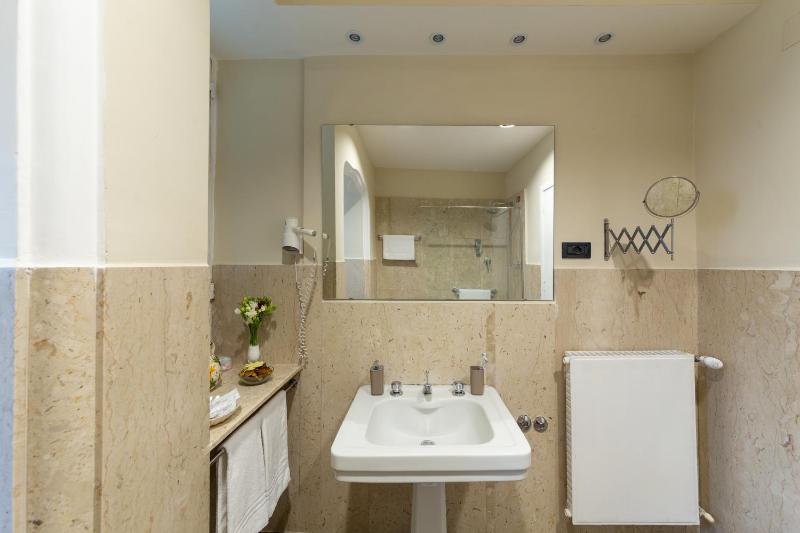 Superior Double Room image 4