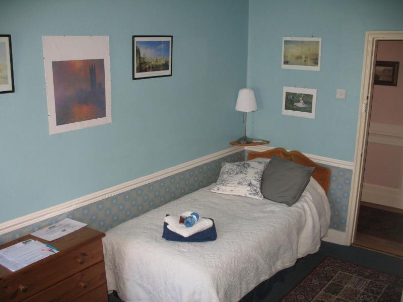 Superior Single Room with Shared Bathroom image 3