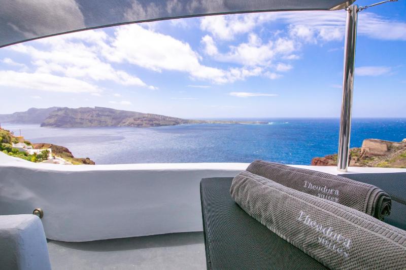 Superior Suite with Outdoor Hot Tub and Sunset View image 3