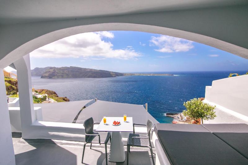 Superior Suite with Outdoor Hot Tub and Sunset View image 4
