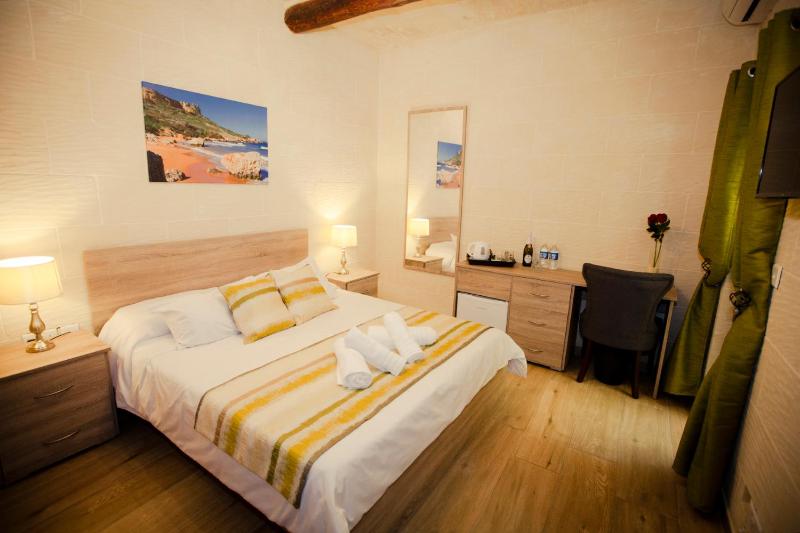 Deluxe Double Room image 2