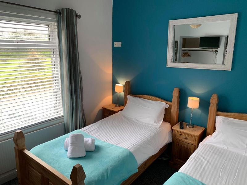Twin Room with Private Bathroom image 1