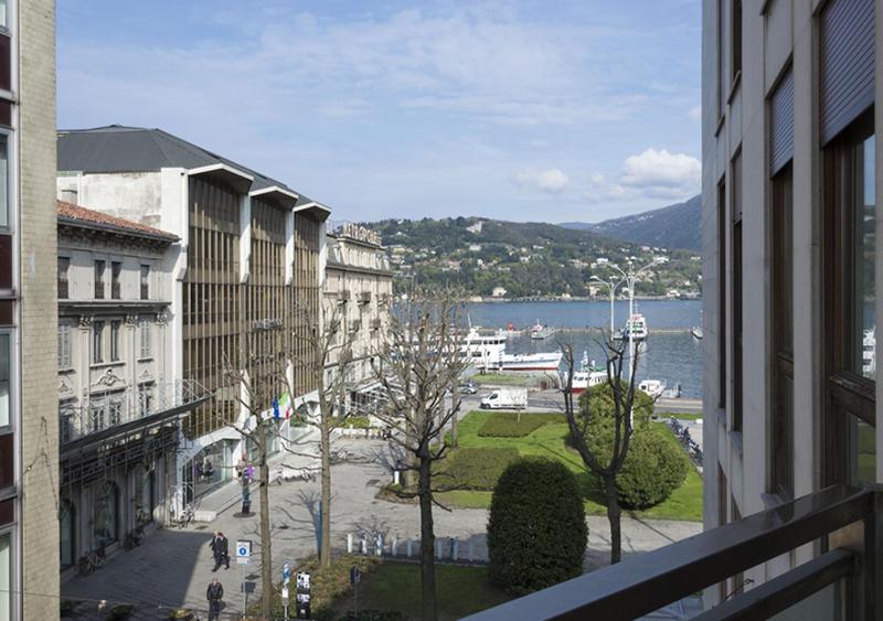 Three-Bedroom Apartment with Lake View image 1