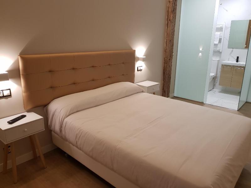 Deluxe Double Room image 4