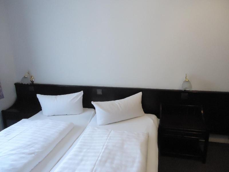 Double Room image 2