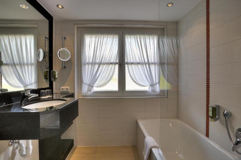 Deluxe Double Room image 3
