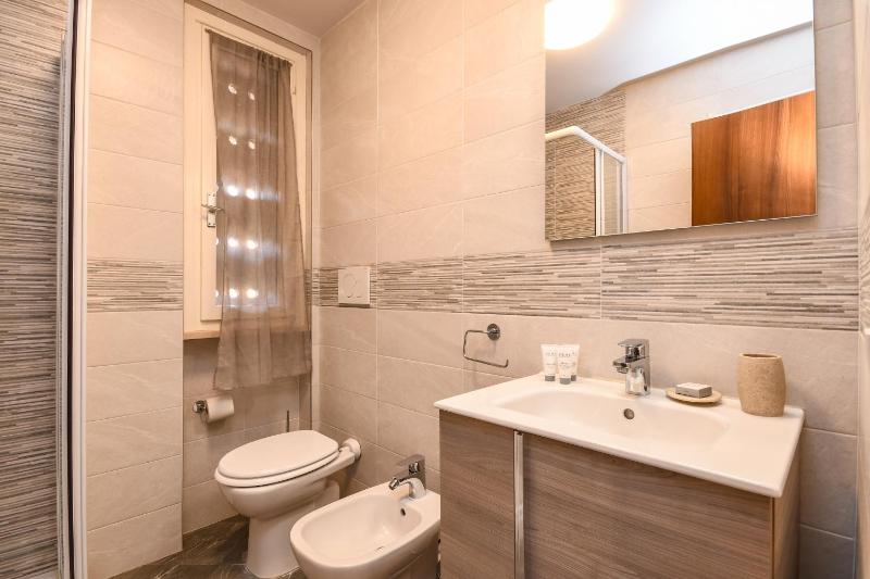 Holiday Sirmione Apartments - image 34