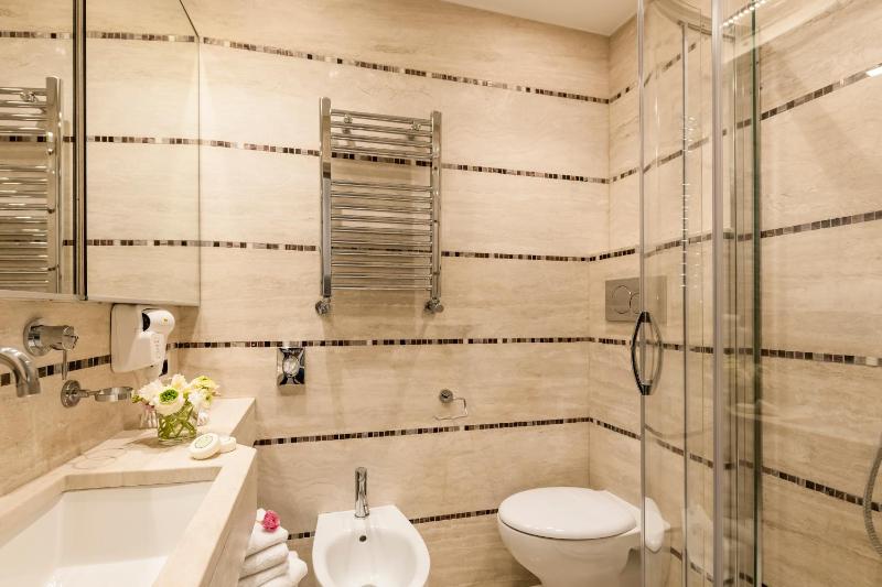 Deluxe Double or Twin Room image 4