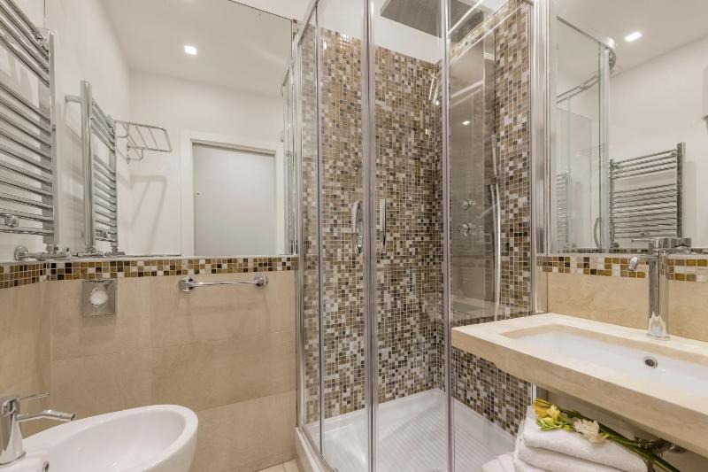 Deluxe Double or Twin Room image 3