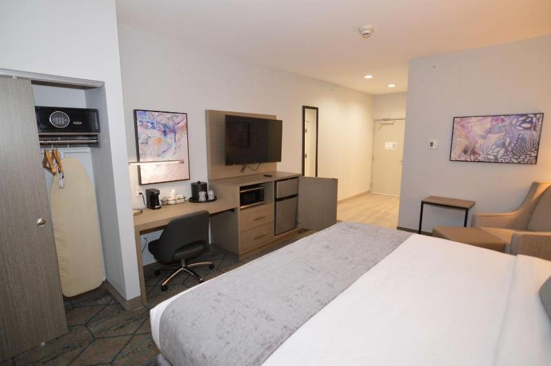 King Room with Mobility Accessible Roll-In Shower and Kitchenette image 3