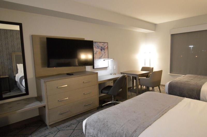 Queen Room with Two Queen Beds with Kitchenette image 3