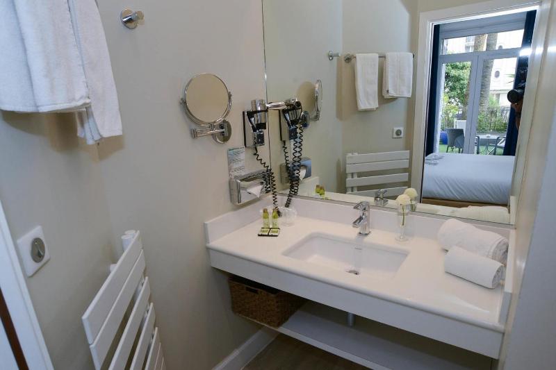Double Room with Terrace and Garden View image 4