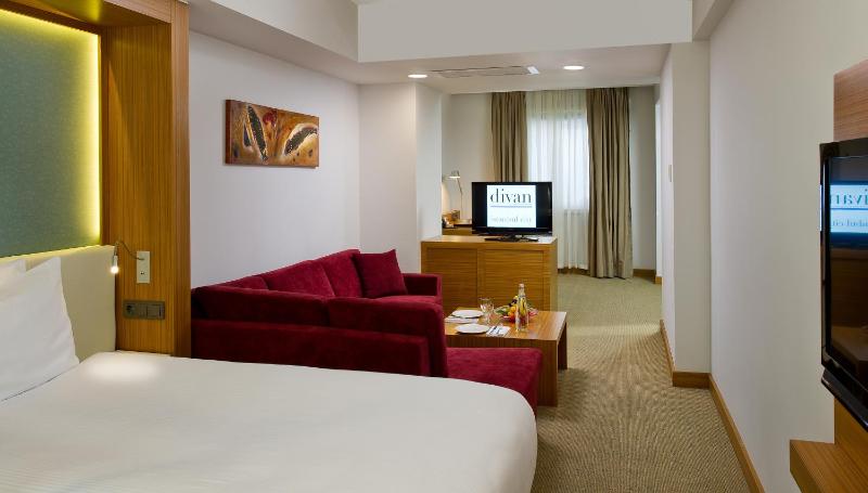 Superior King Room image 3