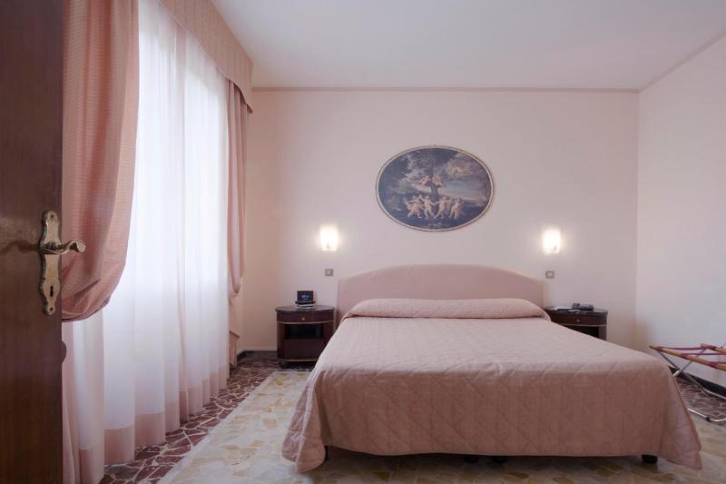 Standard Double Room image 2