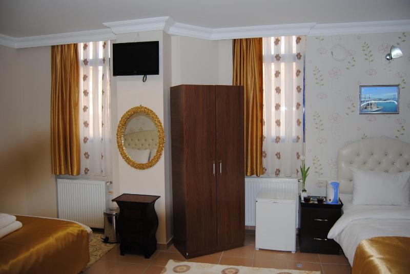 Standard Triple Room image 4
