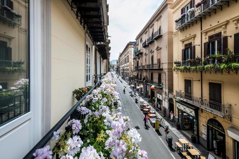 Superior Deluxe Double Room with City View image 3