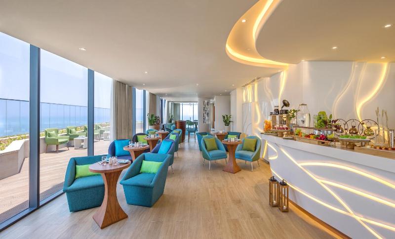 Premium One-Bedroom Suite with Balcony and Sea View - Club Lounge Access image 2
