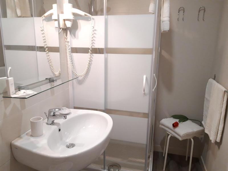 Double Room with Balcony image 2
