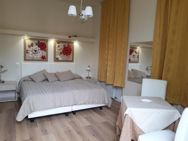 Double Room with Balcony image 4