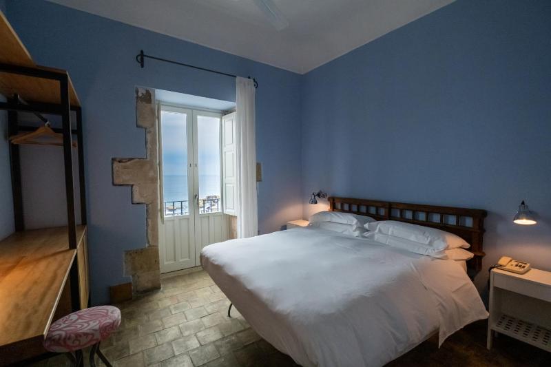 Double Room with Sea View image 2