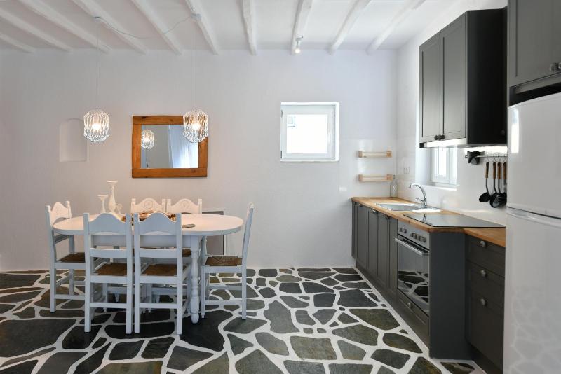 Santa Flora 3 Bedroom House â Parikiaâs Edge - image 30