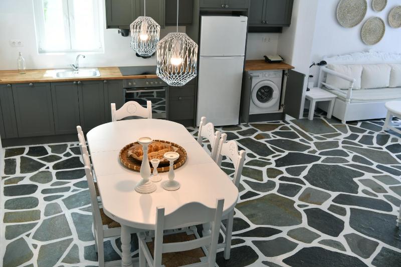 Santa Flora 3 Bedroom House â Parikiaâs Edge - image 19