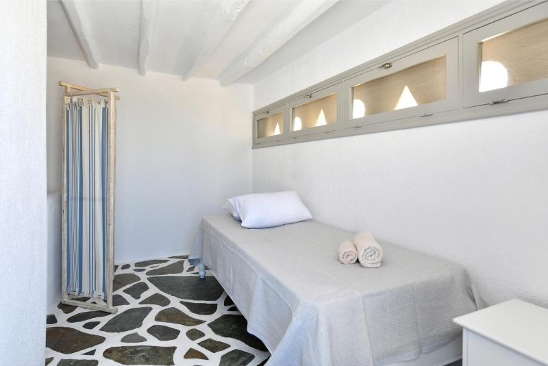 Santa Flora 3 Bedroom House â Parikiaâs Edge - image 7