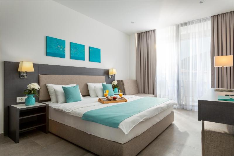 Superior Triple Room with Balcony image 4