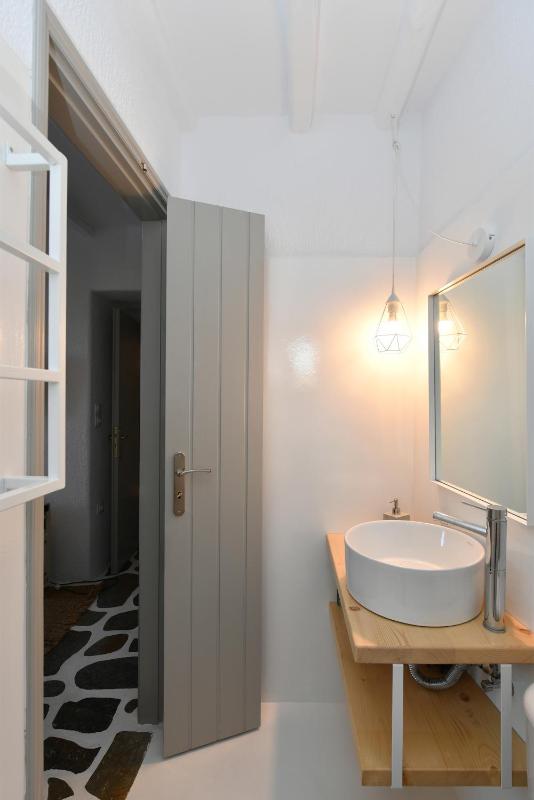 Santa Flora 3 Bedroom House â Parikiaâs Edge - image 5
