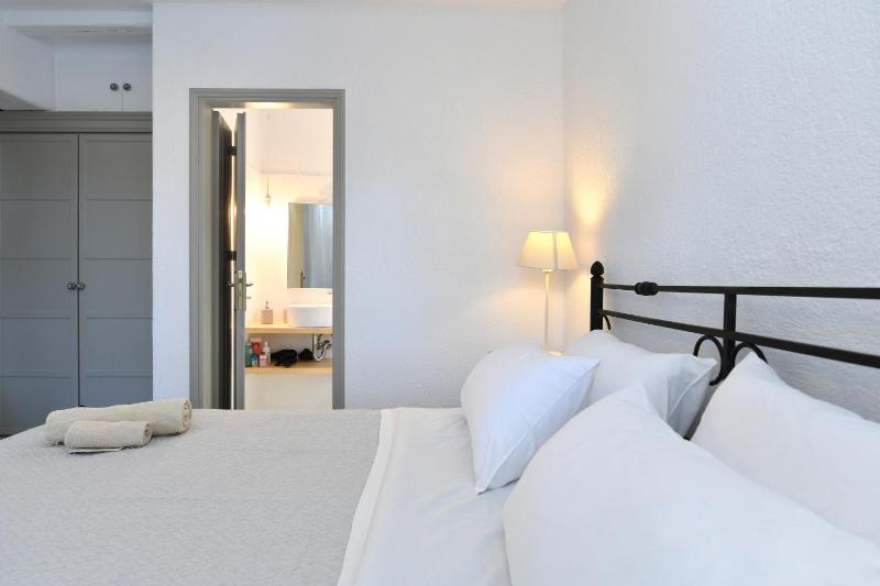 Santa Flora 3 Bedroom House â Parikiaâs Edge - image 36