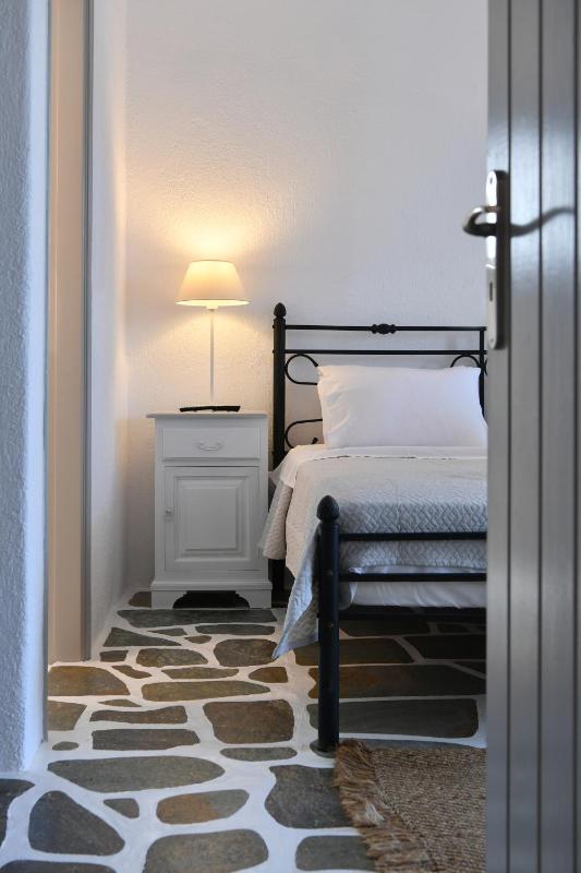 Santa Flora 3 Bedroom House â Parikiaâs Edge - image 11