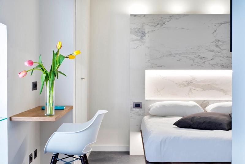 Deluxe Double Room with Balcony and Sea View image 2