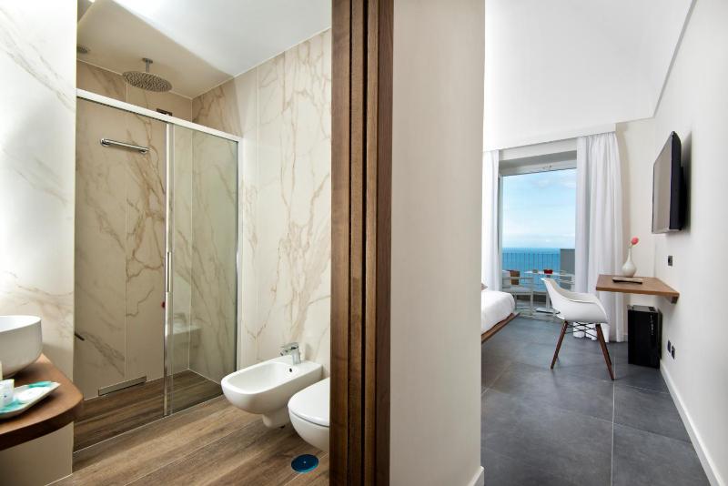 Double Room with Balcony and Sea View image 4