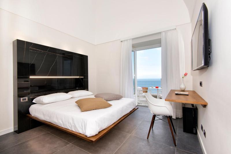 Double Room with Balcony and Sea View image 1