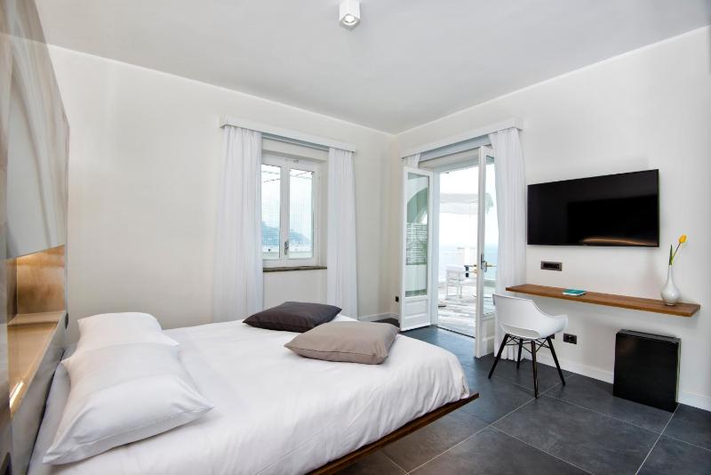 Queen Room with Sea View image 4