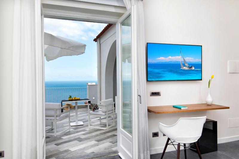 Queen Room with Sea View image 2