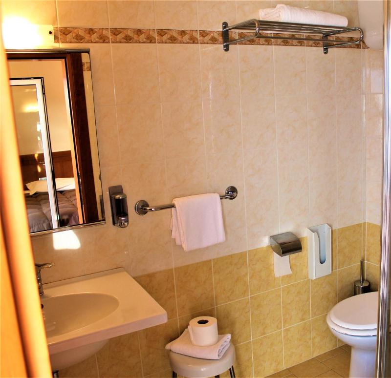 Deluxe Single Room with Balcony image 2